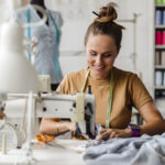 Couturière souriante dans son atelier