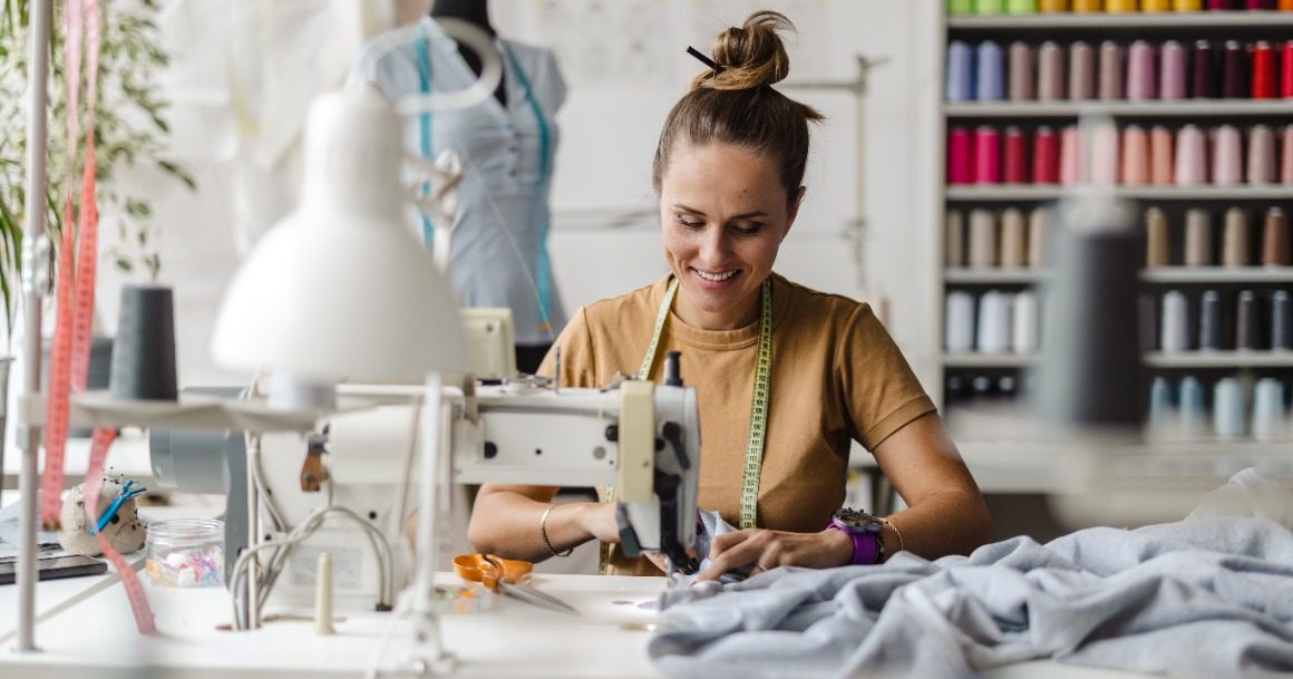 Couturière souriante dans son atelier