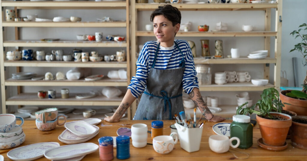 Céramiste dans atelier de céramique