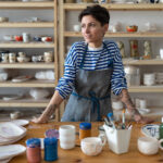 Céramiste dans atelier de céramique