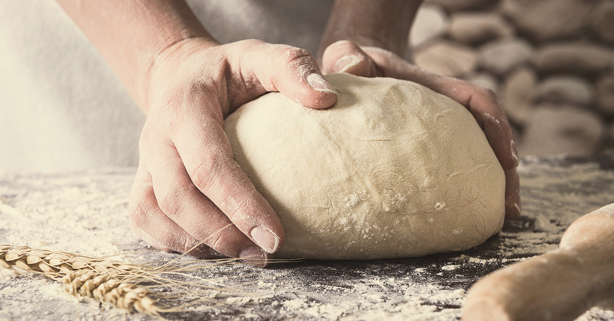 Boulanger façonnant du pain