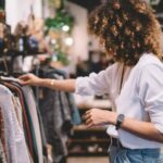 couturière dans magasin vêtements