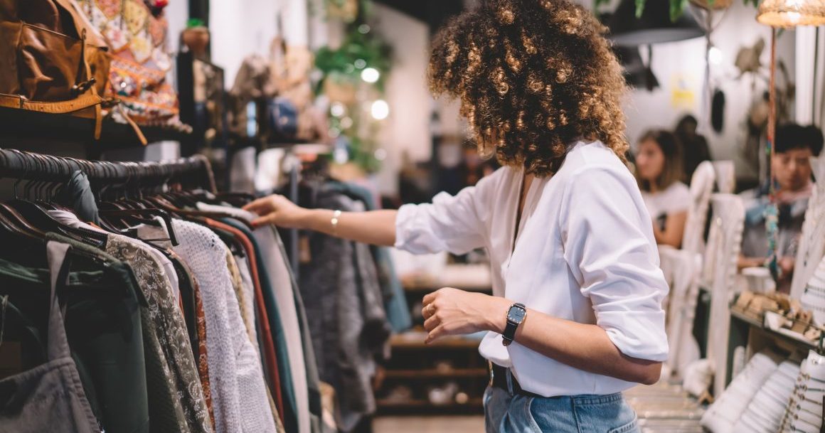 couturière dans magasin vêtements