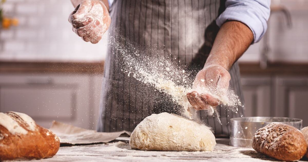 Boulanger fabriquant du pain
