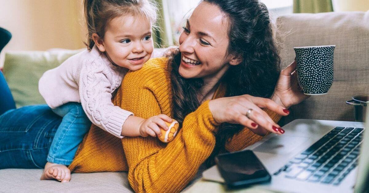 femme-avec-bebe-sur-le-dos