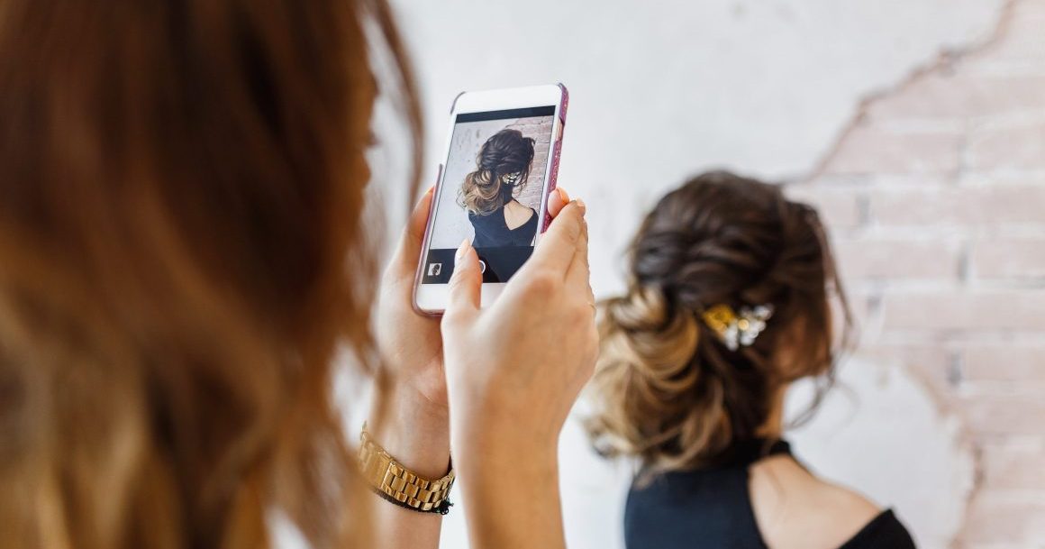 coiffeuse sur les réseaux sociaux