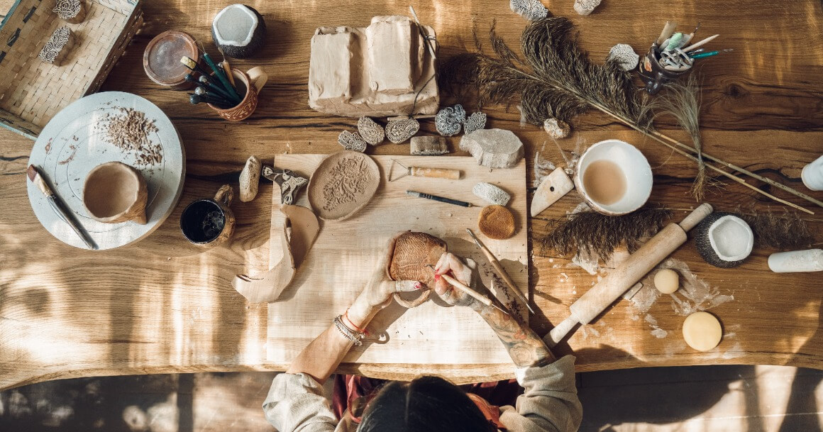 Mains De Potier Faire Pot En Céramique Sur Roue De Poterie