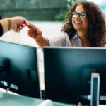 Secrétaire médicale travaille