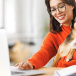 Jeune femme passant l'acaced en ligne