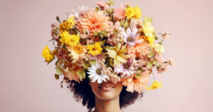 Femme avec fleurs sur tête