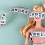 barbie enroulée mètre ruban