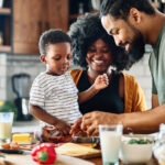 Famille en train de cuisiner