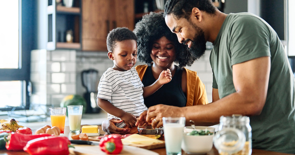 Famille en train de cuisiner