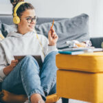 Femme devant des cours vidéos