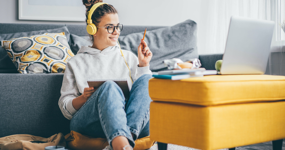 Femme devant des cours vidéos