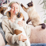 Femme avec ses chiens et chat