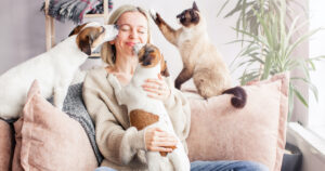 Femme avec ses chiens et chat
