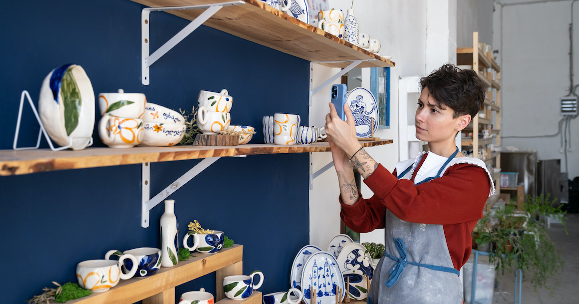 Céramiste dans son atelier