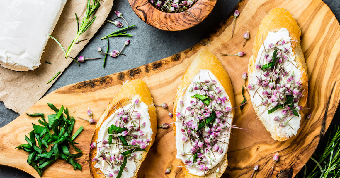 Sandwich et fleurs d'ail