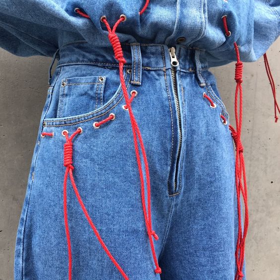 Upcycling jean avec ficelles rouges