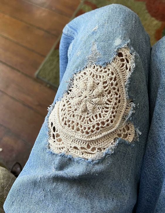 Upcycling trou de pantalon napperon