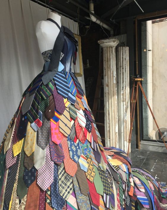 Robe Haute Couture faite de cravattes