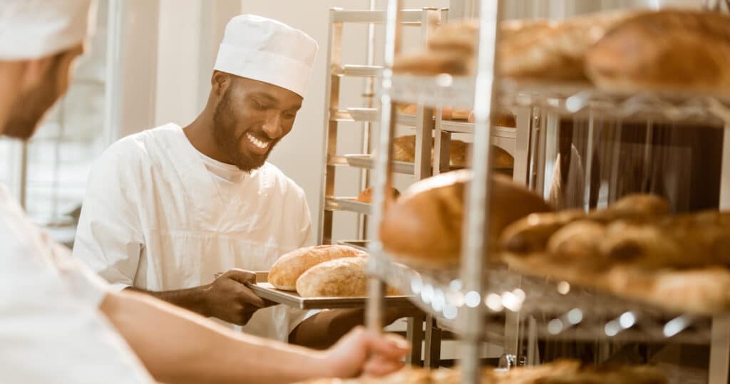 Boulanger qui donne un atelier