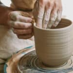 Céramiste et son tour de poterie