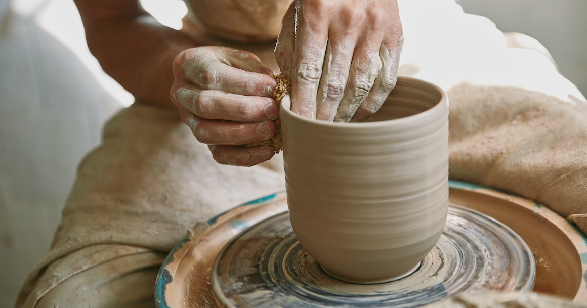 Céramiste et son tour de poterie