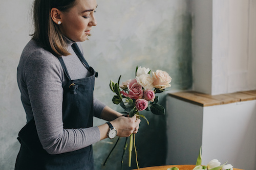 Fleuriste faisant un bouquet