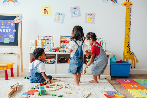 Enfants jouant en école maternelle