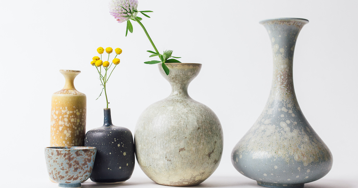 Vases en céramique avec des fleurs